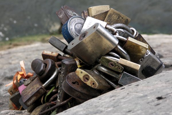 Love Locks at Île de la Cité/Liebesschlösser auf der Île de la Cité (Paris, France). Tommy Schmucker 2014-06-23. [CC BY-SA 3.0]